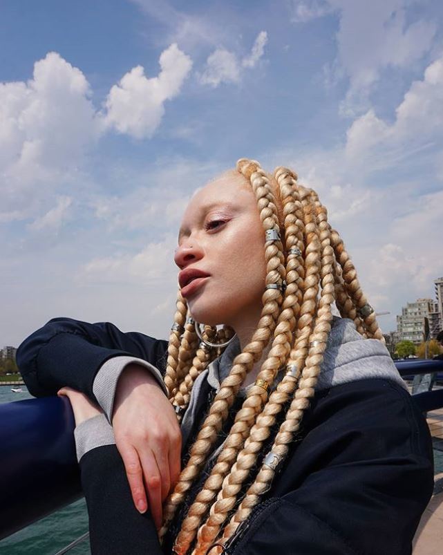 Femme avec de longues tresses blondes de jumbo box