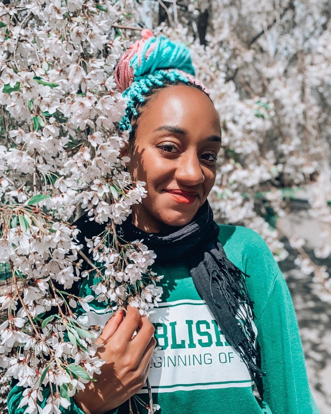 femme avec des extensions de tresses de fil stylisées en chignon