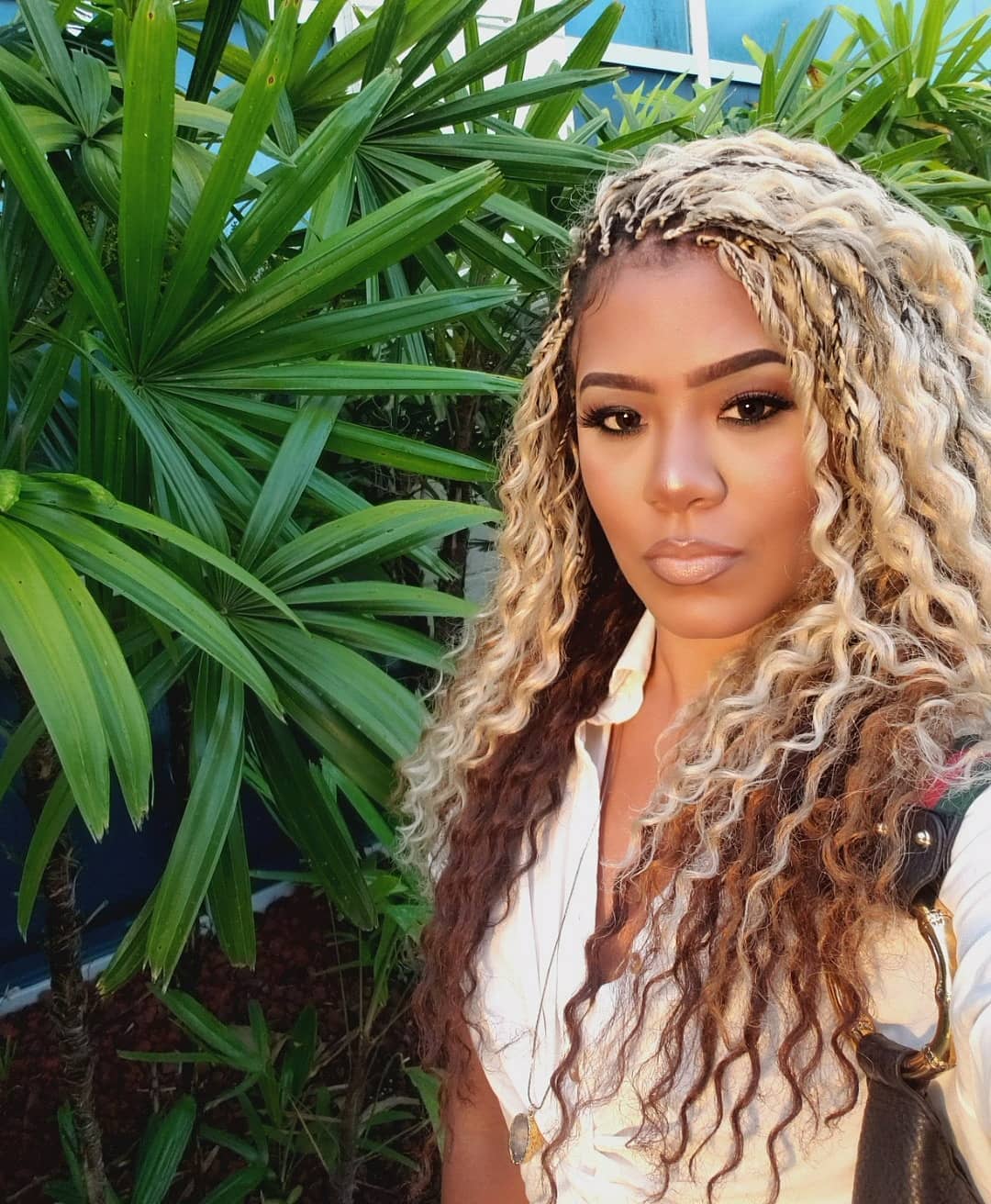femme avec une coiffure blonde et brune en tresse d'arbre pick and drop