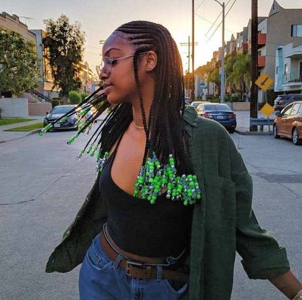 Justine Skye avec des tresses tribales et des perles vertes
