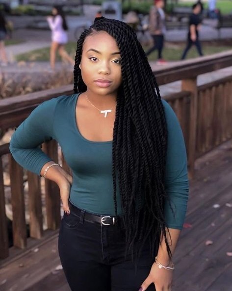 Femme avec de longues tresses torsadées en marley marron foncé
