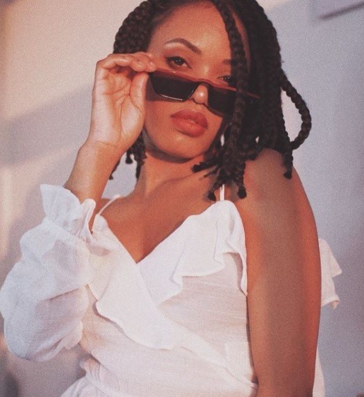 Femme avec des tresses courtes brunes de bob box