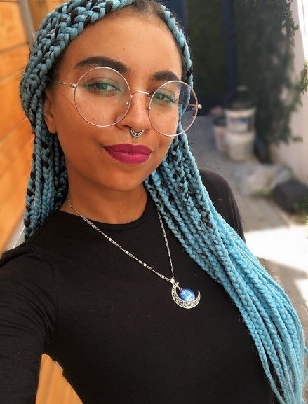 Femme avec de longues tresses bleues