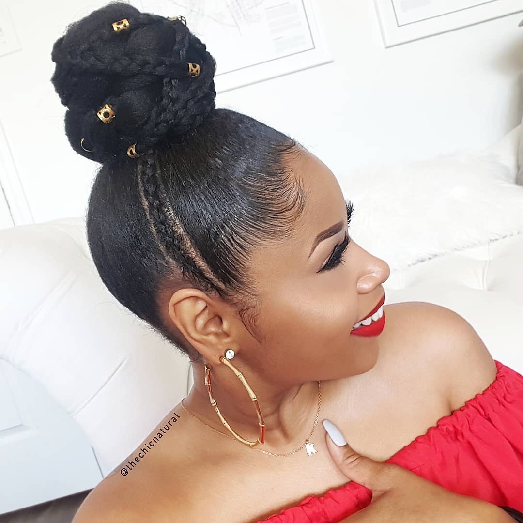 femme aux cheveux naturels coiffés en un nœud supérieur tressé