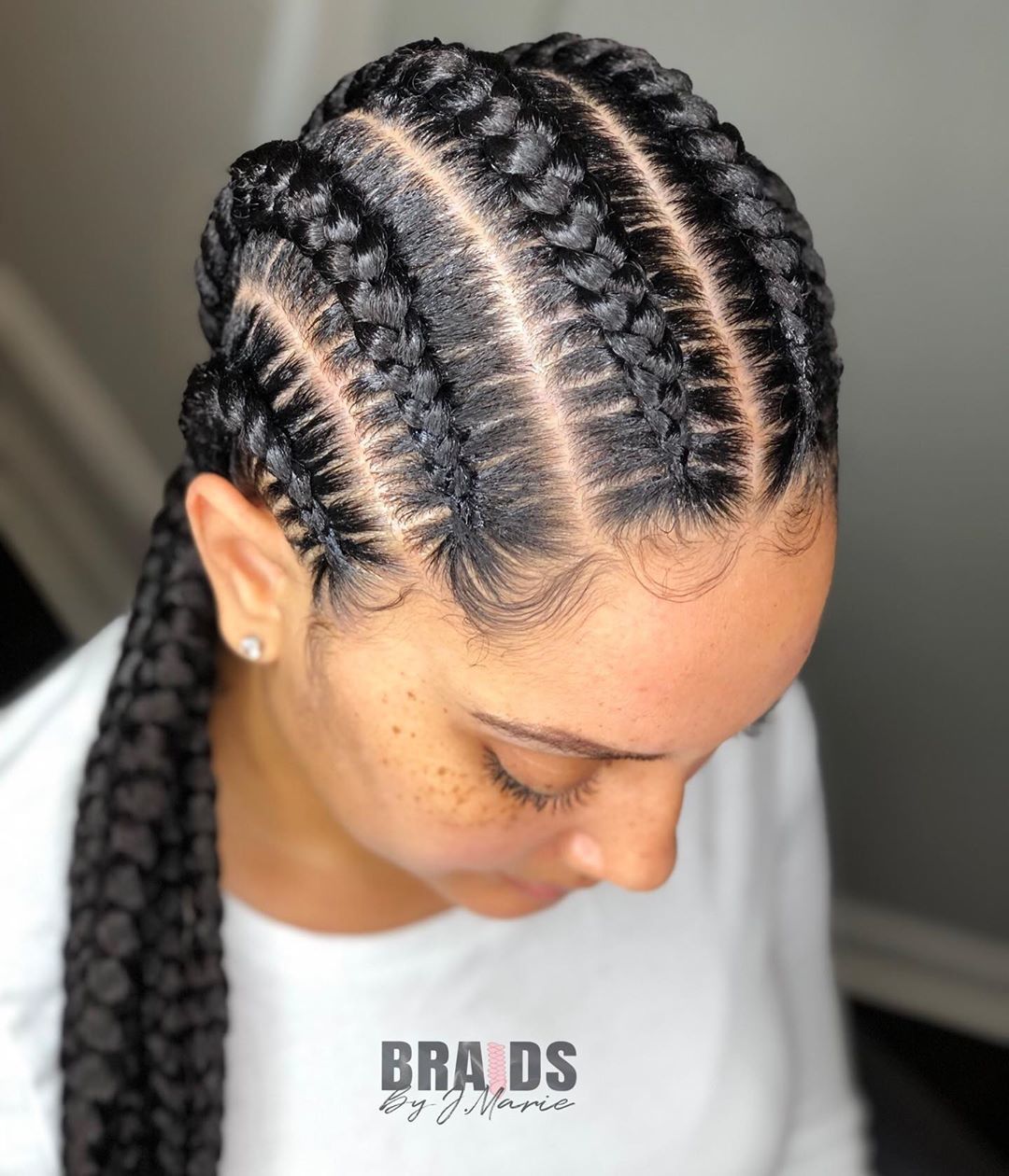 Gros plan d'une femme avec des cornrows tressés au point