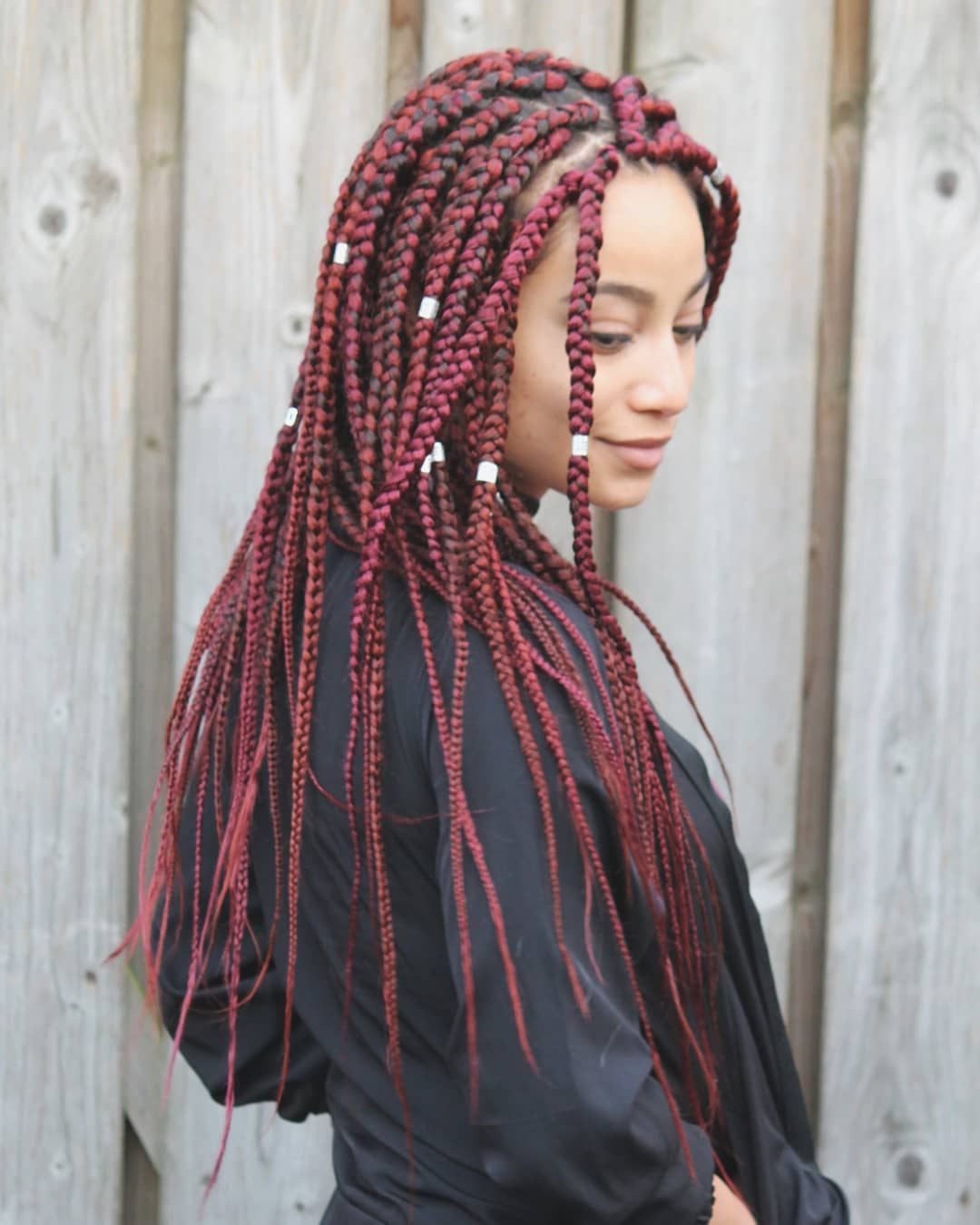 femme avec de longues tresses rouges et des poignets de cheveux
