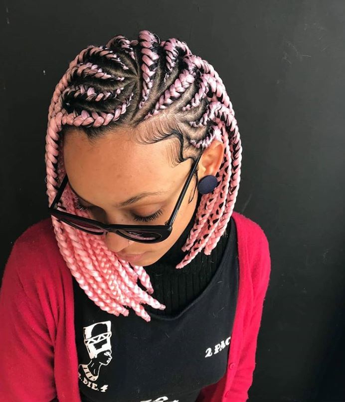 Femme aux tresses rose clair du Ghana bob