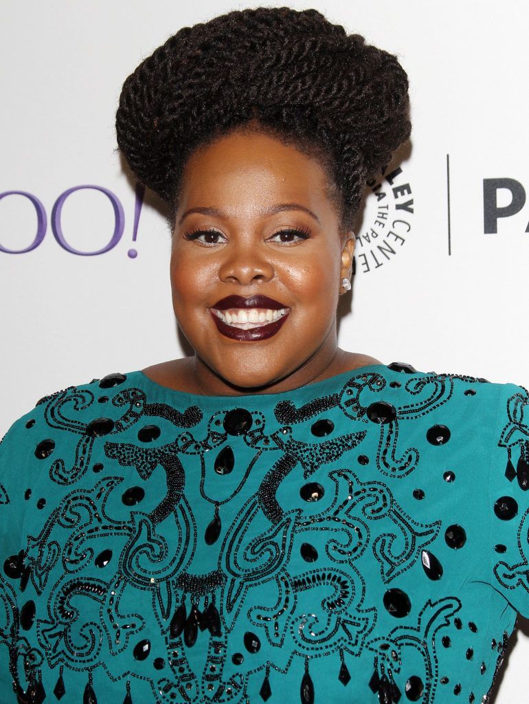 Amber Riley avec couronne de beignet tressée 