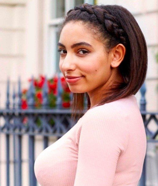 Femme avec une tresse de bandeau 