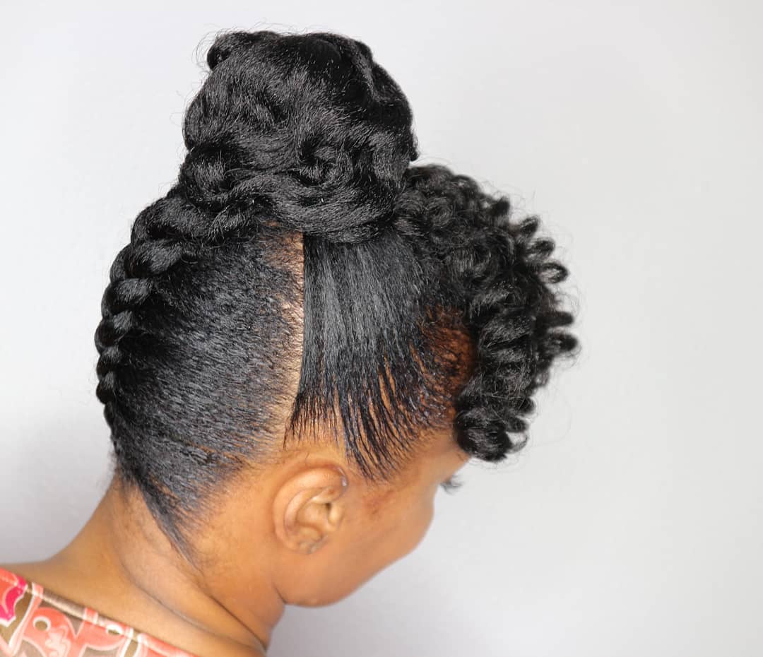 femme aux cheveux noirs naturels coiffée en tresse inversée