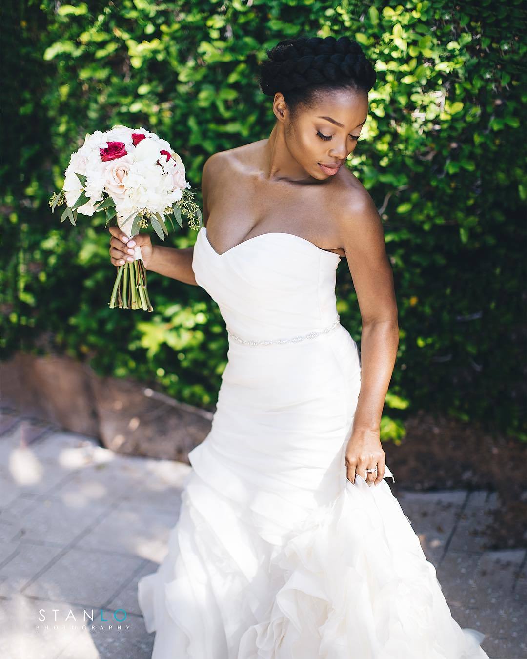 une mariée avec une coiffure doublement tressée