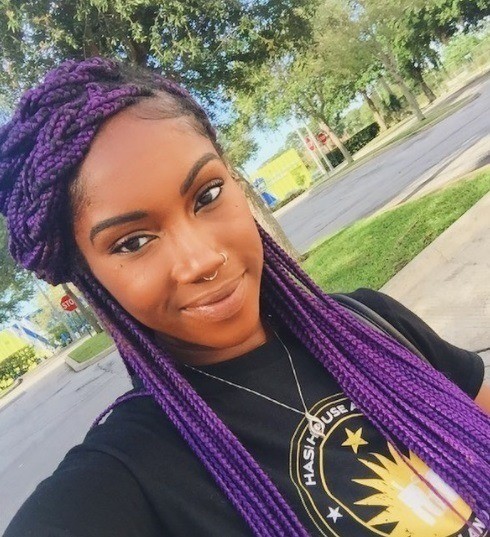 Femme aux tresses maigres violettes 