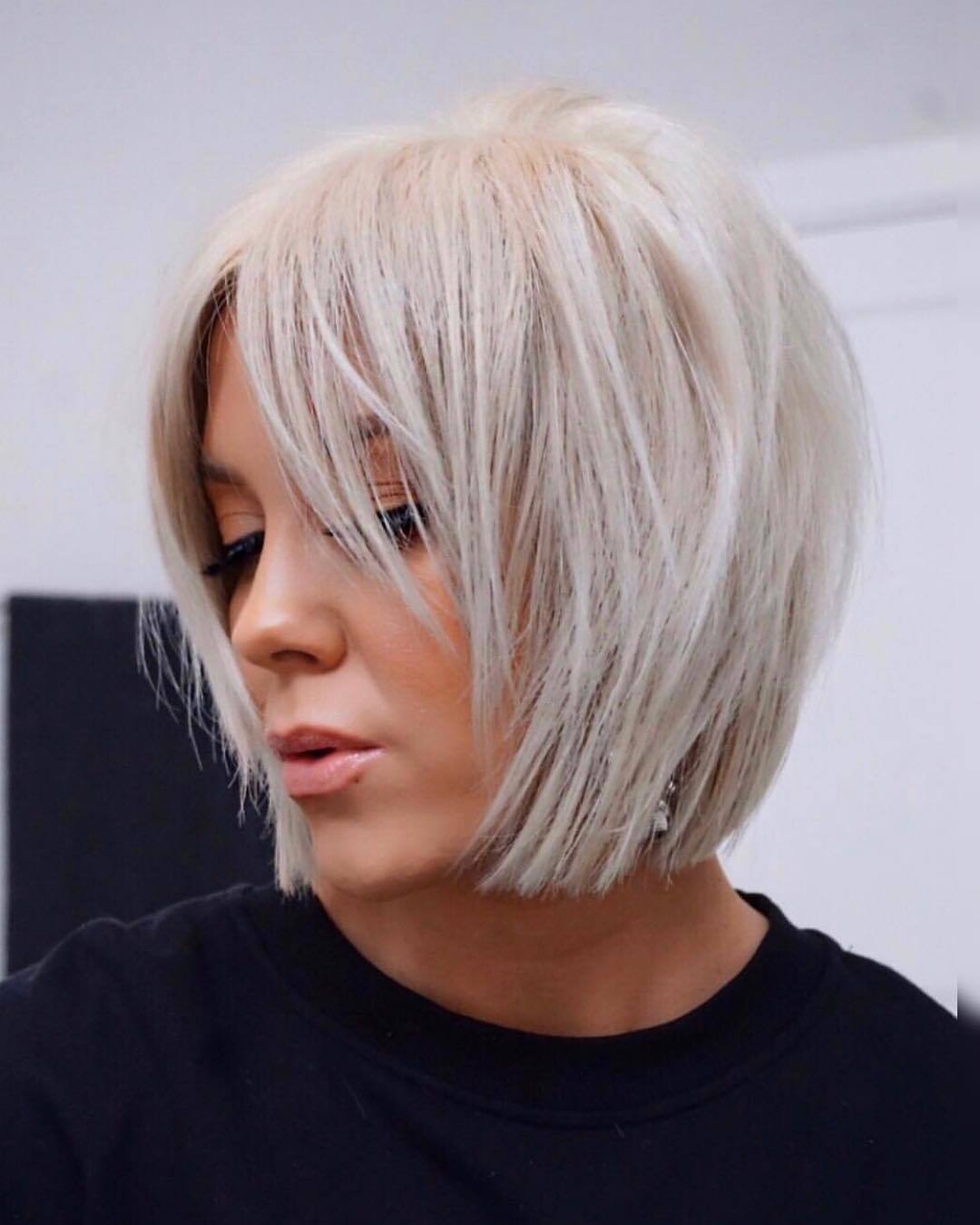 Femme au bob blond court platine avec une frange médiane