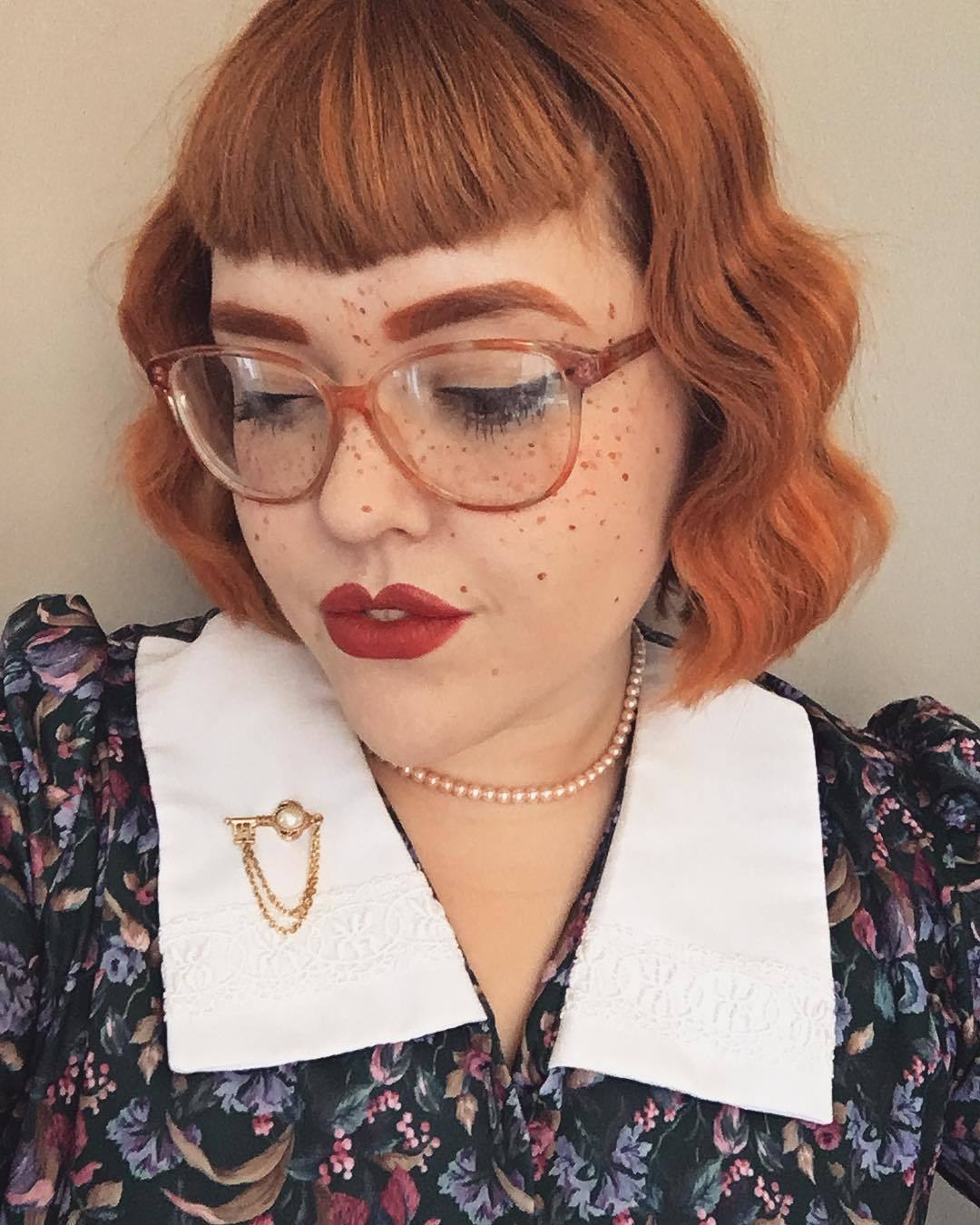 Femme au bob vintage court orange avec une frange en forme de V