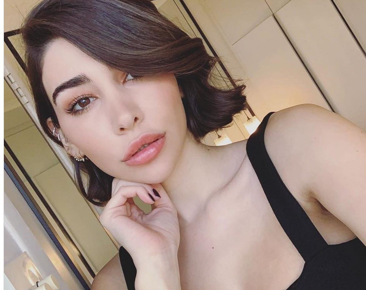 Femme avec un bob court vintage à balayage latéral et à frange