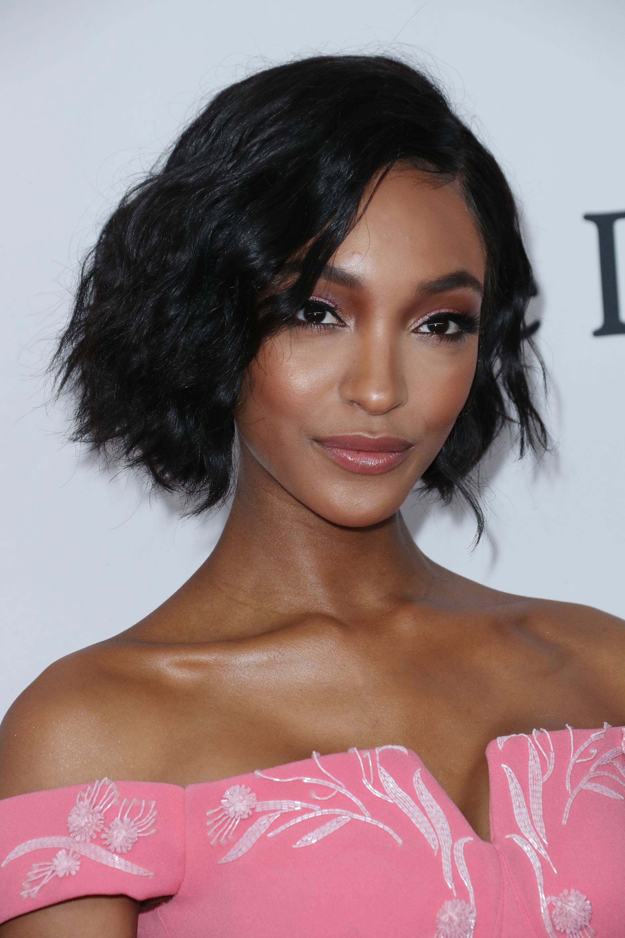 Jourdan Dunn avec un bob court ondulé à frange