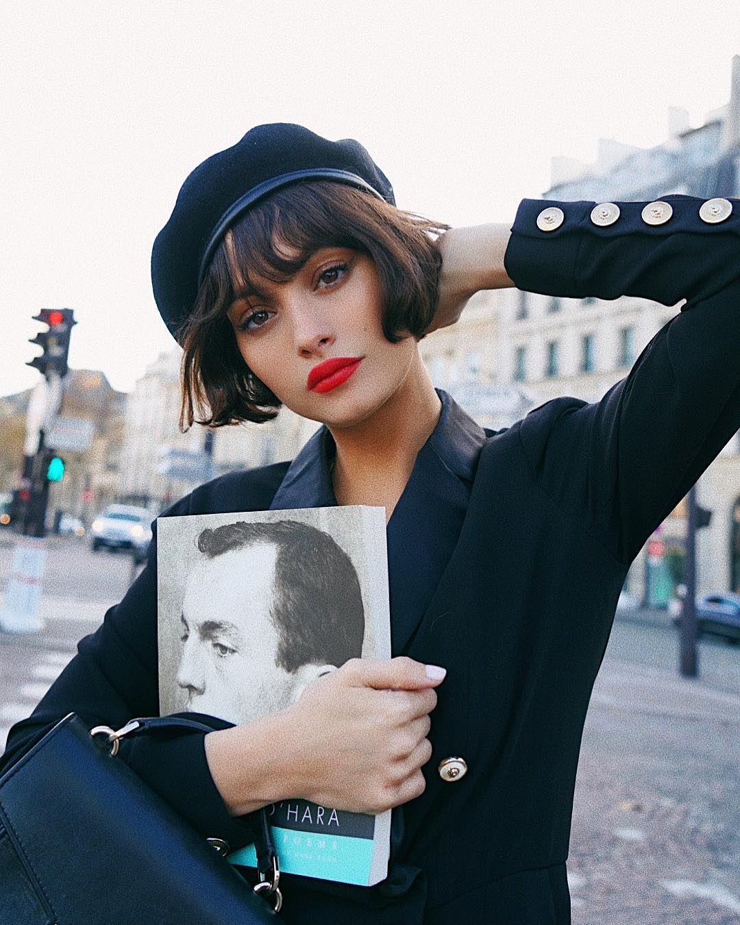 Femme au bob français court marron foncé avec frange