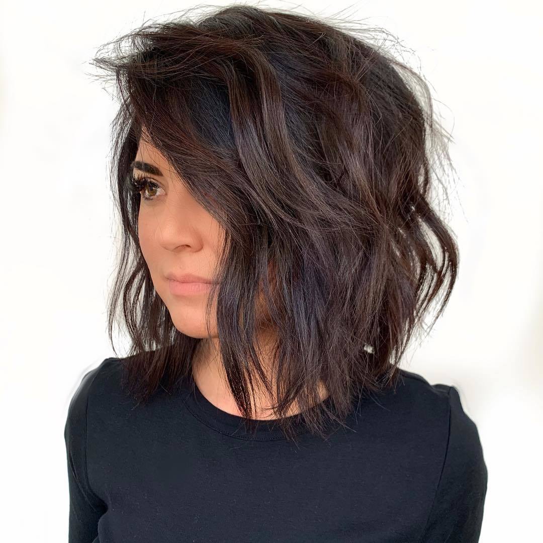 Femme au bob texturé avec une frange ondulée texturée
