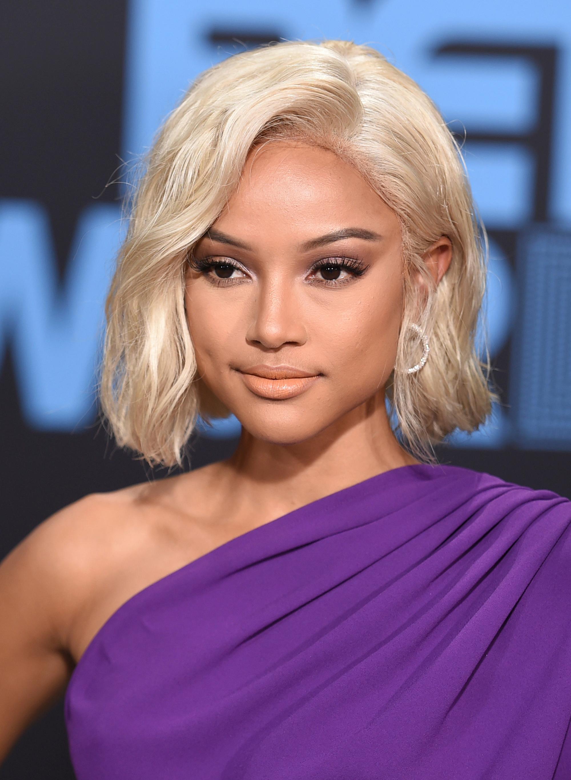 Karrueche Tran avec un bob court blond à frange