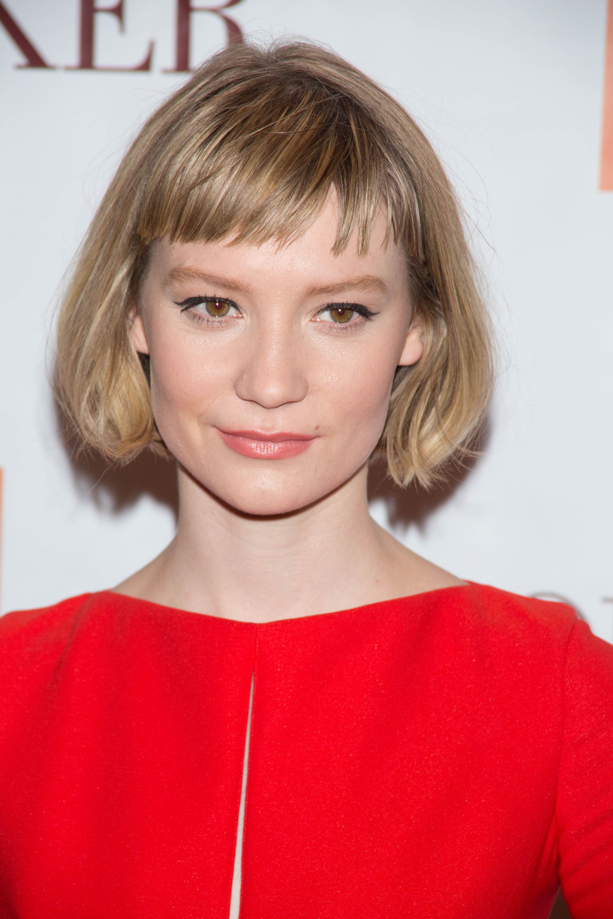 mia wasikowska bob blonde à courte frange