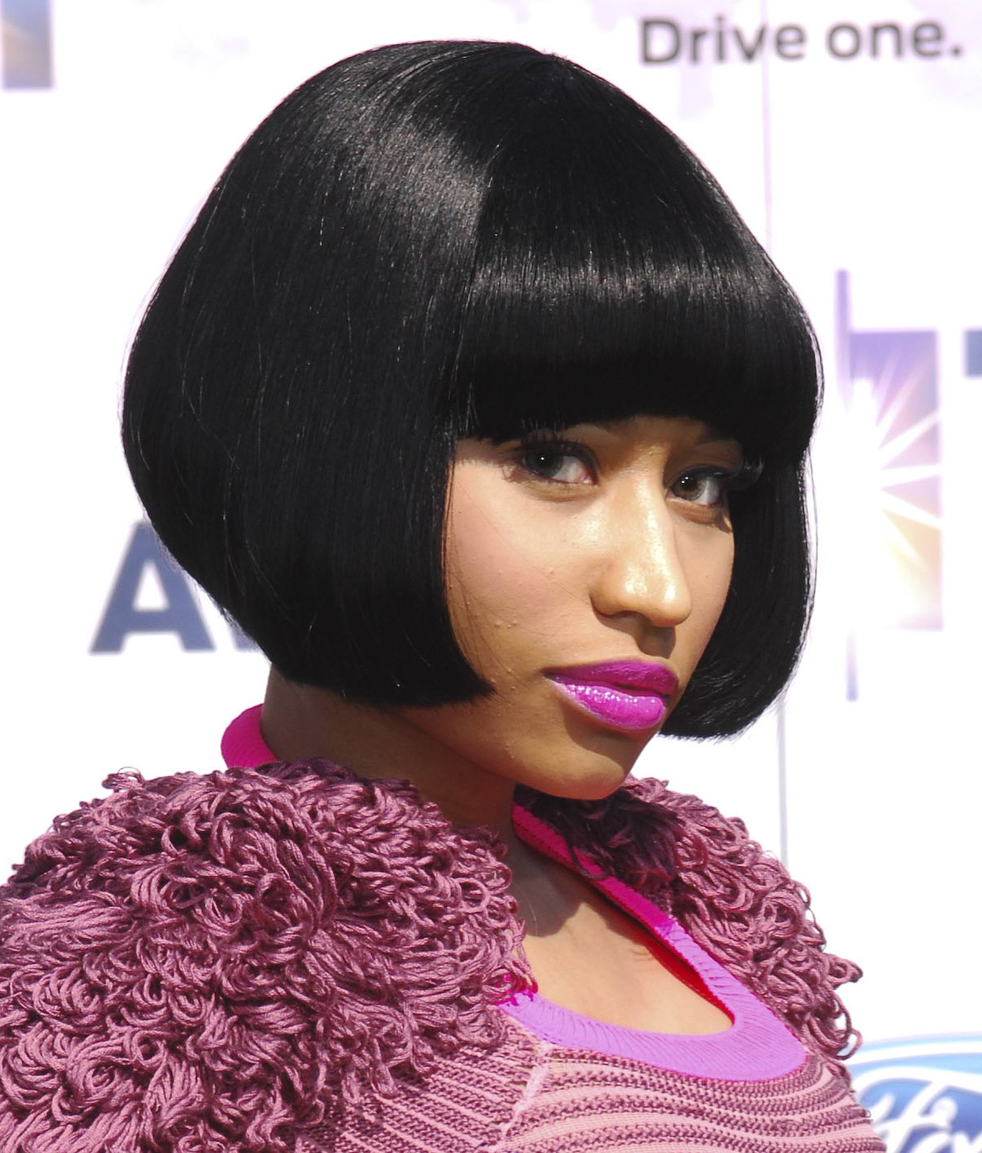nicki monaj marron foncé bob lisse avec une frange complète