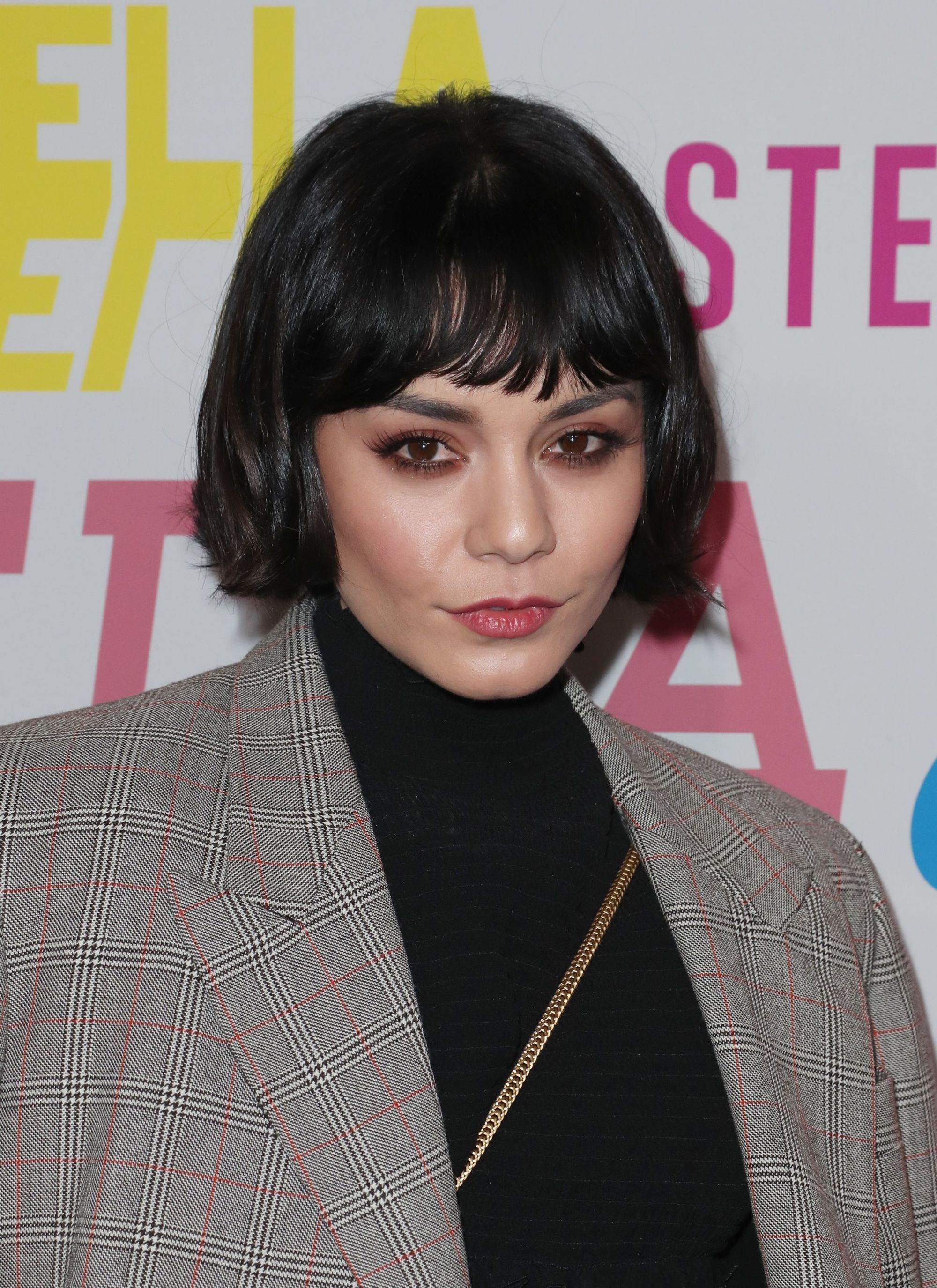 vanessa se blottit contre le bob brun foncé avec sa frange