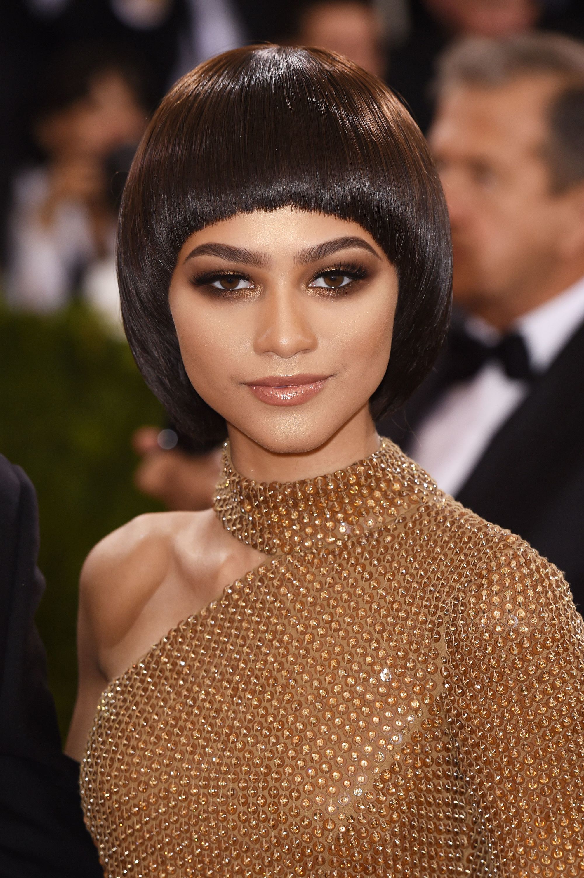 zendaya champignon brun foncé coupe bob avec frange