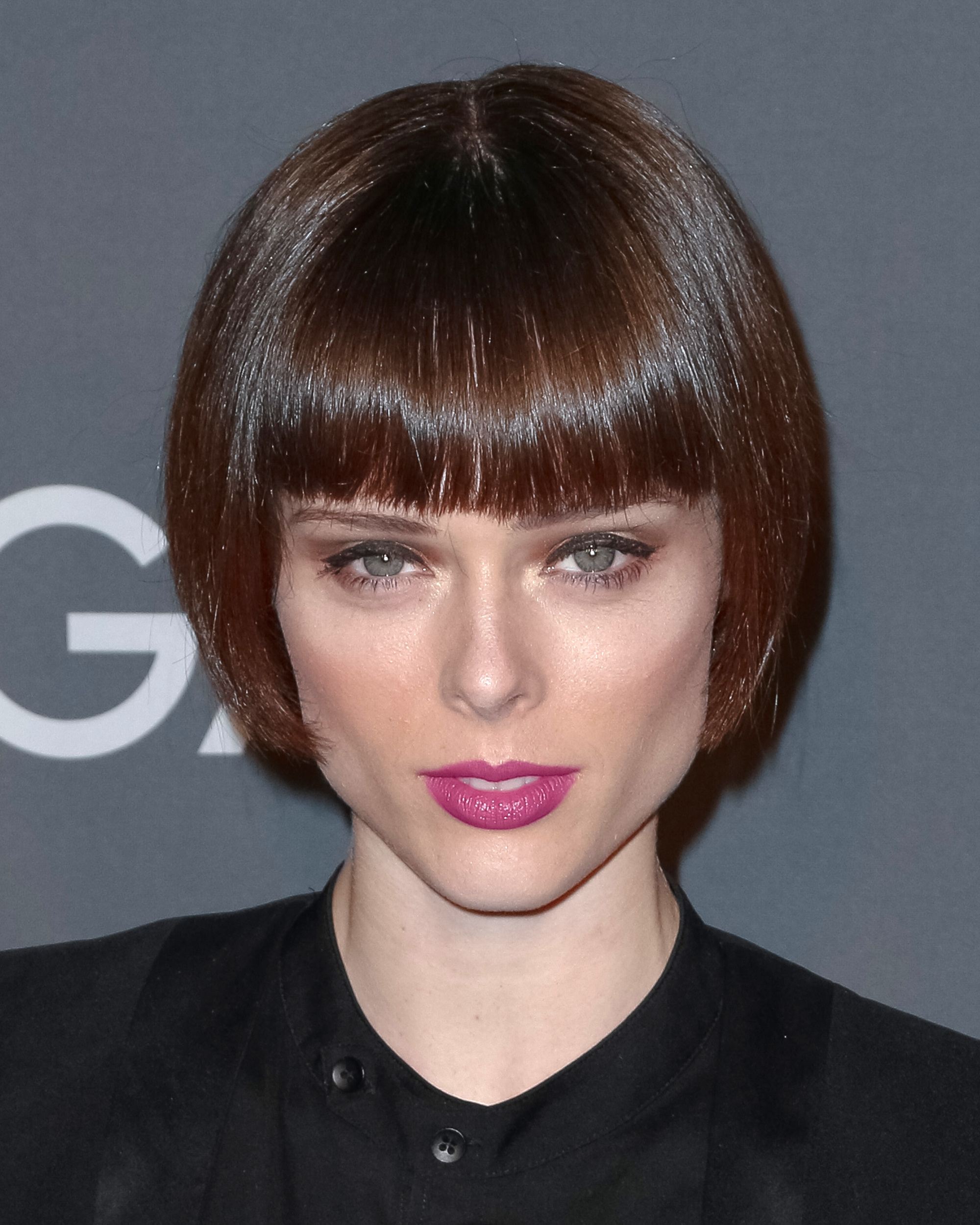 coco rocha avec un bob droit brun foncé à frange pleine émoussée