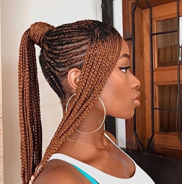 Femme à la queue de cheval en cornrow avec une frange latérale