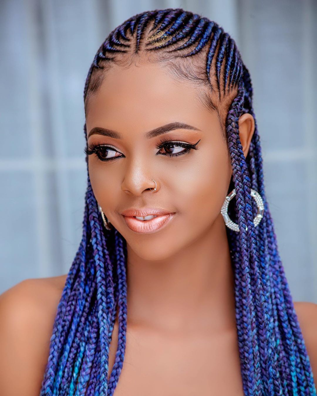 Femme avec des cornrows et de longues tresses simples à l'arrière