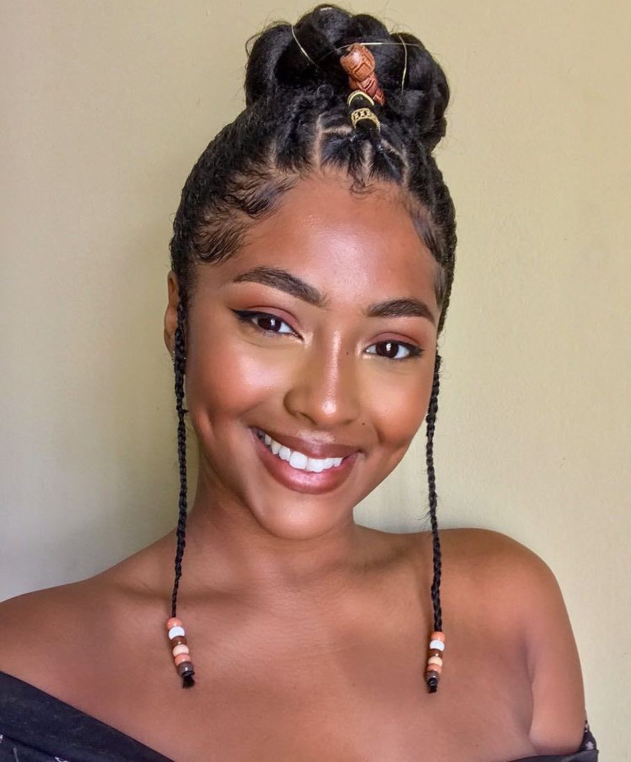 Femme au chignon tressé avec des perles et du fil doré