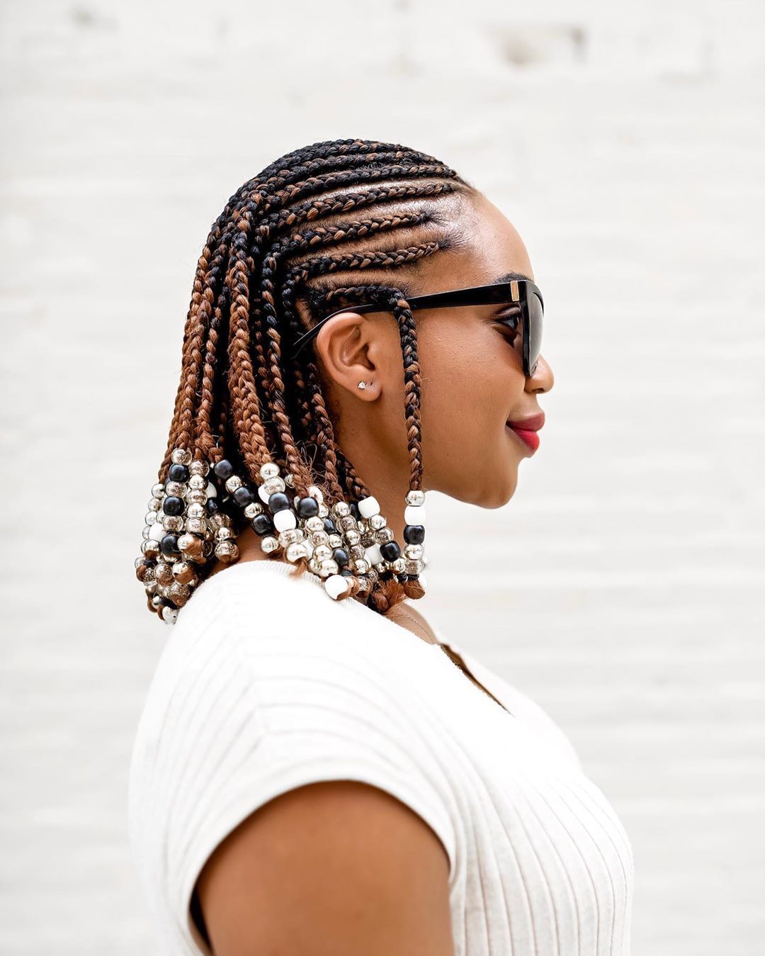 Femme avec une coiffure de cornouiller à longueur d'épaule avec des perles