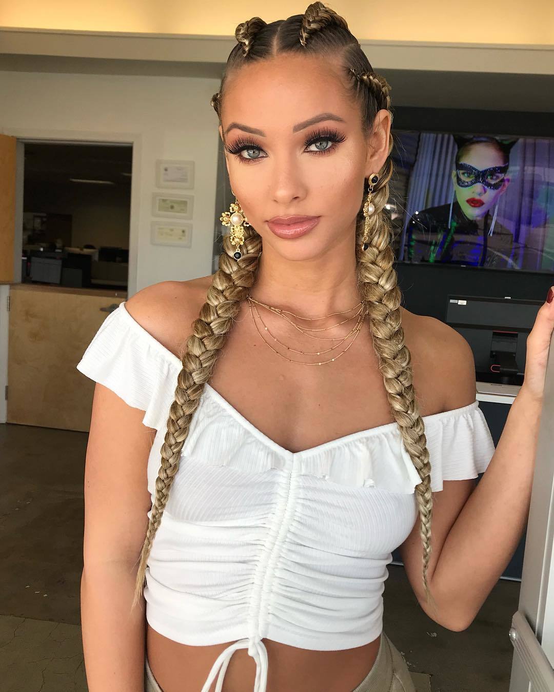 Femme avec de longues extensions dorées de cornrow jumbo