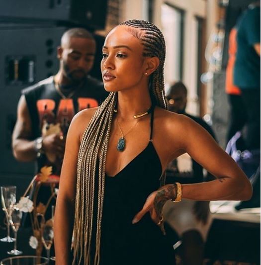 Karrueche avec de longues micro tresses de maïs