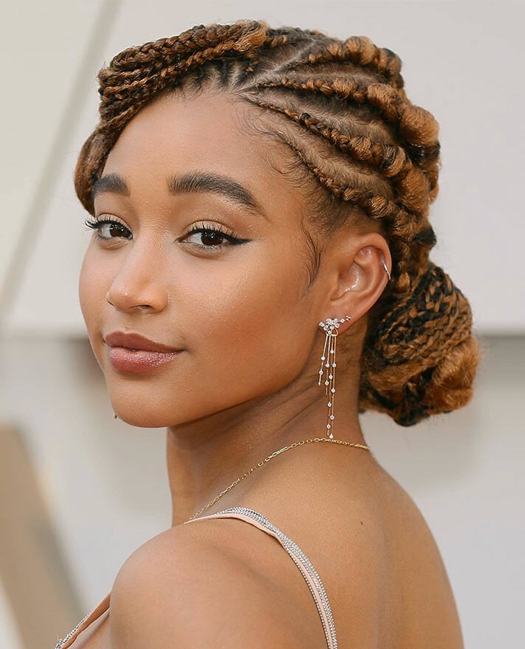 Amandla Stenberg avec un tressage de maïs sur le tapis rouge
