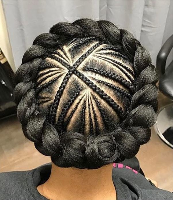 Femme avec tresse de couronne de maïs