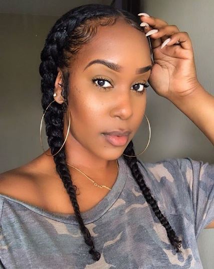 Femme avec deux tresses de cornrow