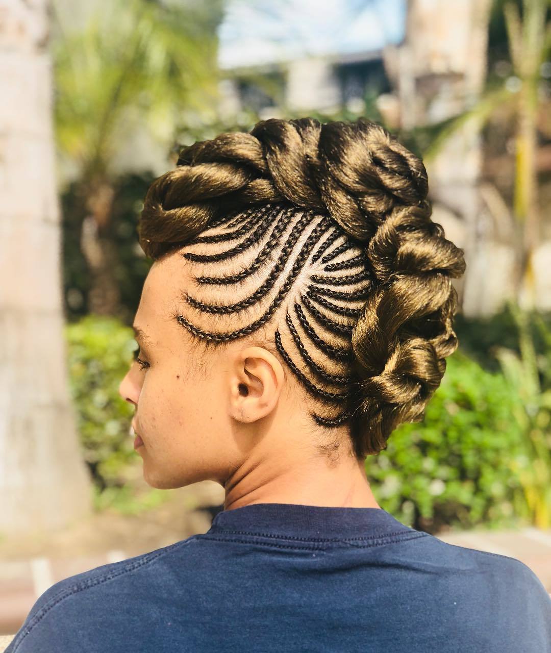 Femme avec une coiffure de mohawk à couronne de maïs