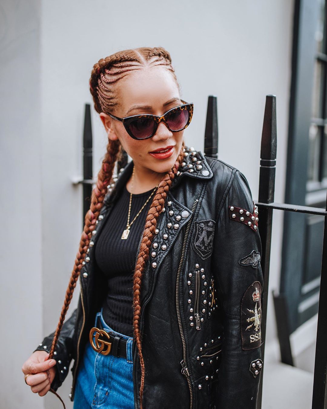 Femme avec de longues queues de porc avec des extensions