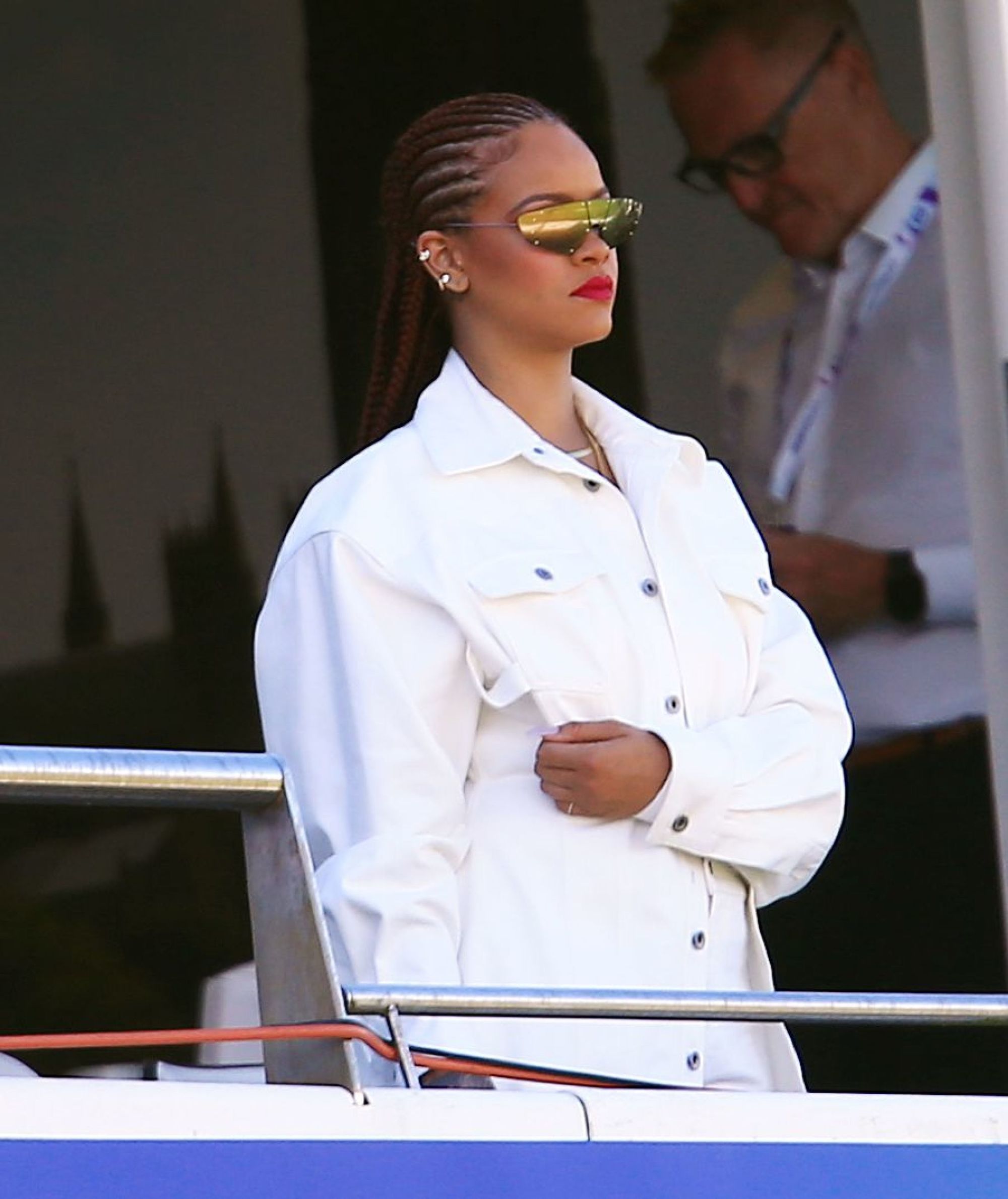 Rihanna avec des corniches rouges à dos droit