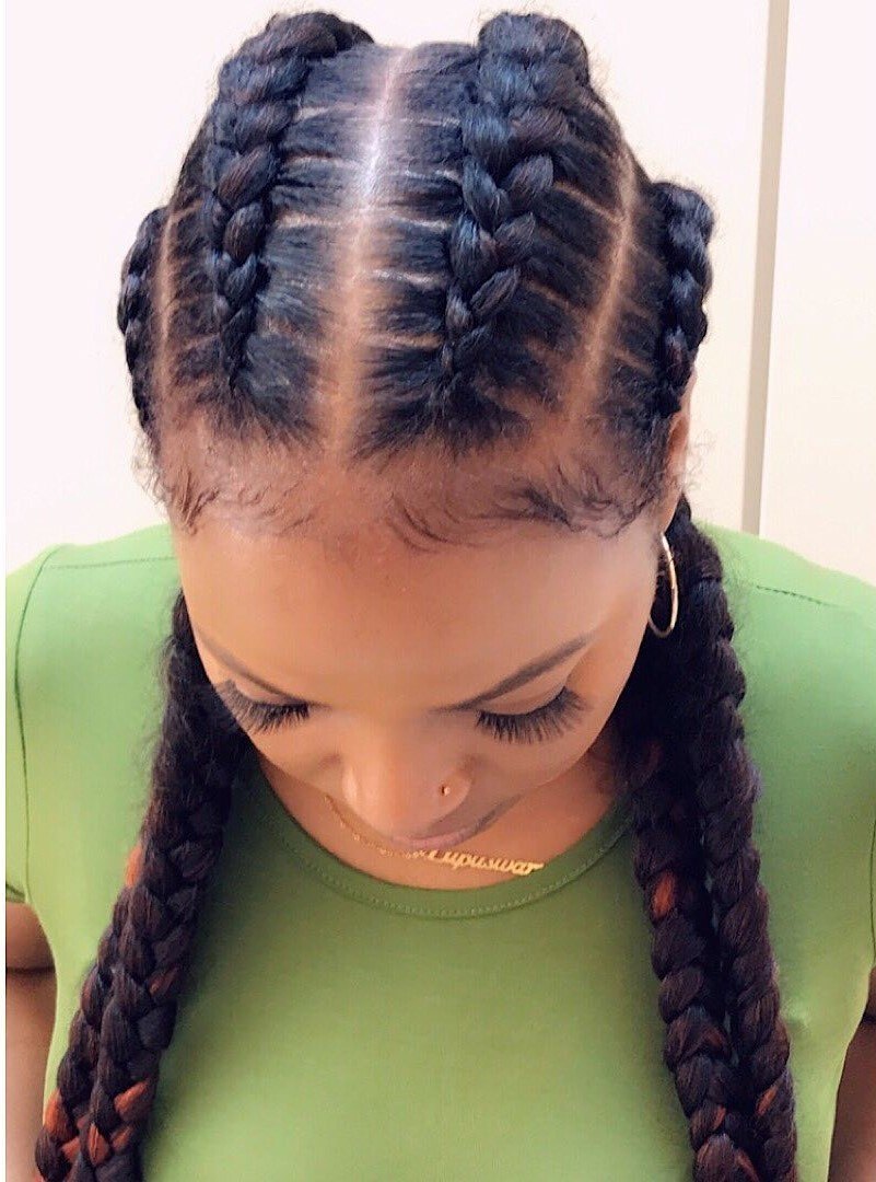 Femme avec 4 tresses de cornrow