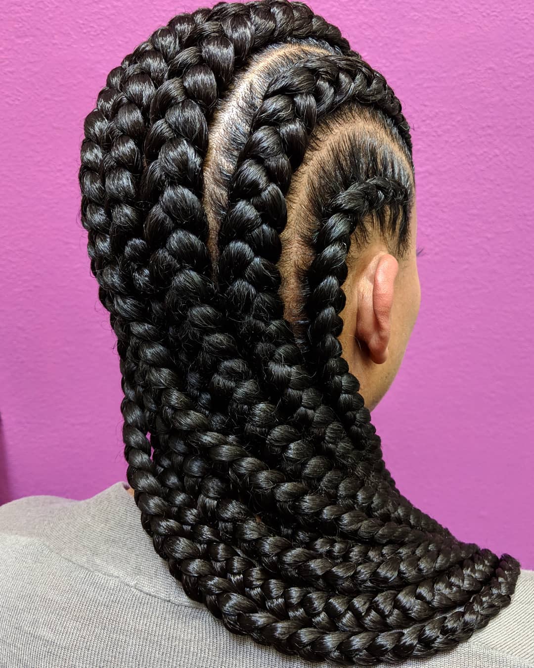 Femme avec de très grands et longs corniches foncées et droites