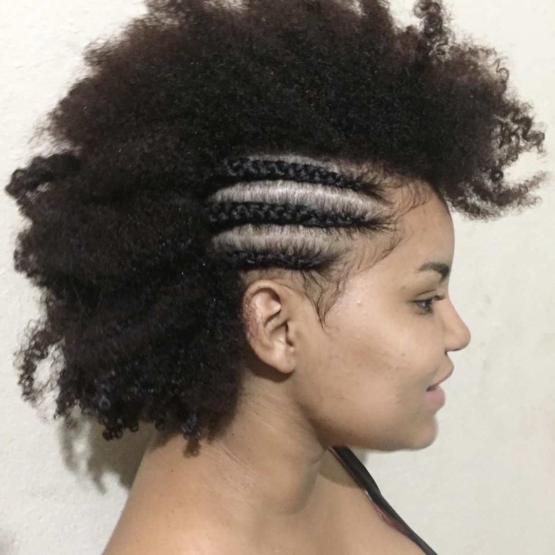 Femme aux cheveux naturels dont la moitié est en poils de maïs