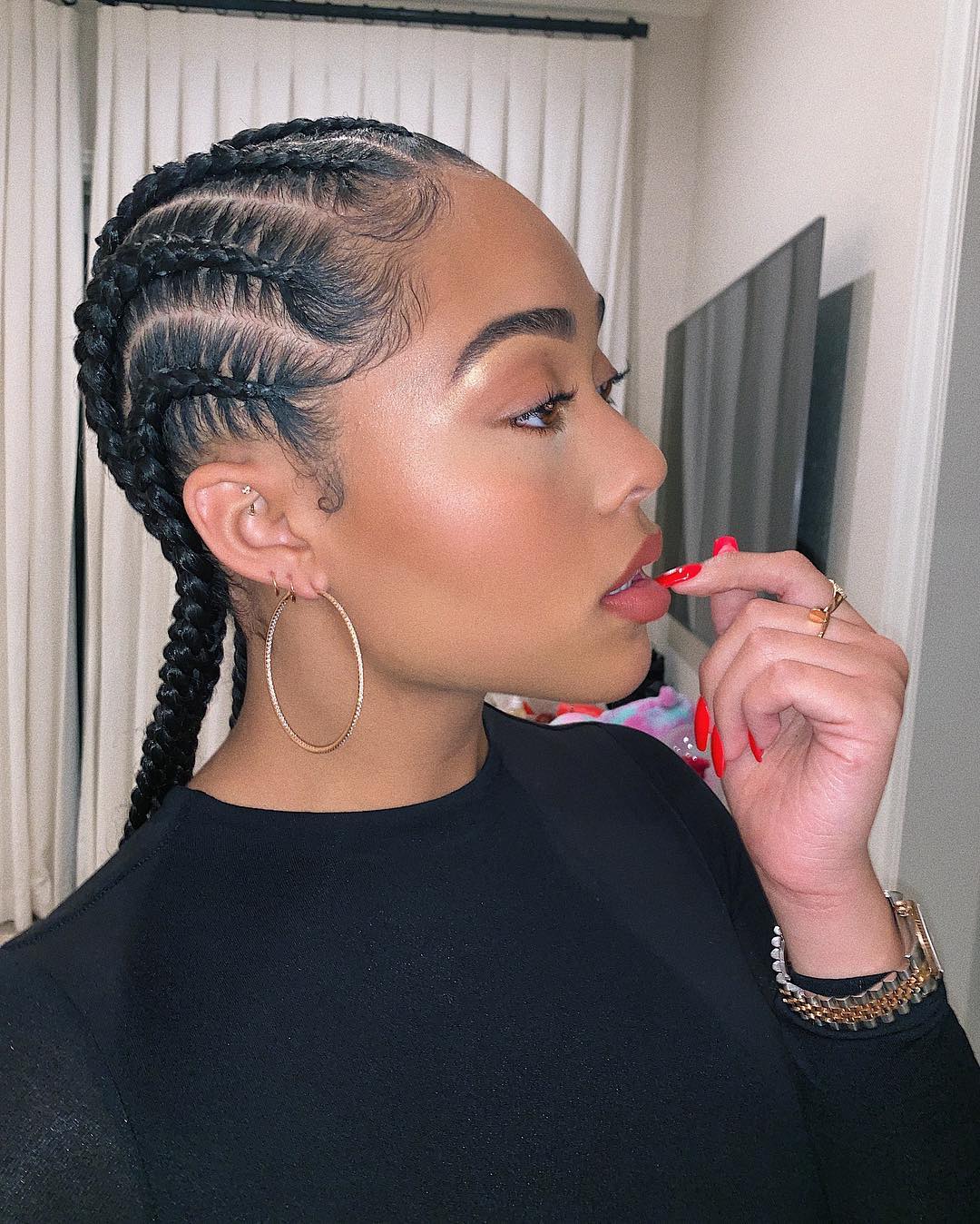 Jordyn Woods avec des tresses de maïs foncées et longues