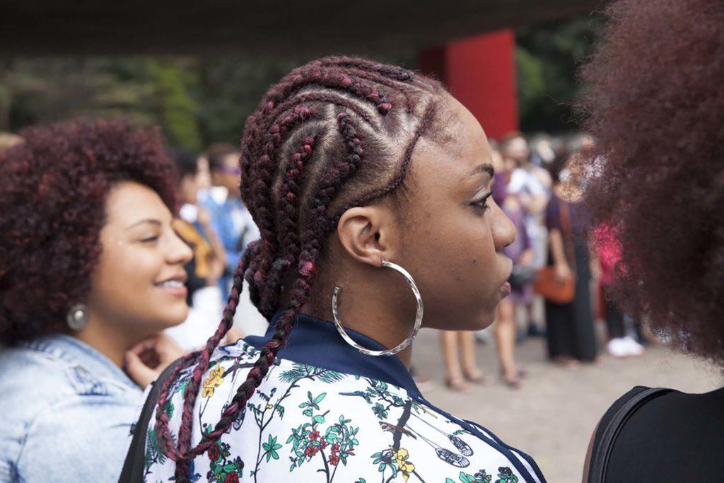 Femme aux cheveux roux dans les champs de maïs 