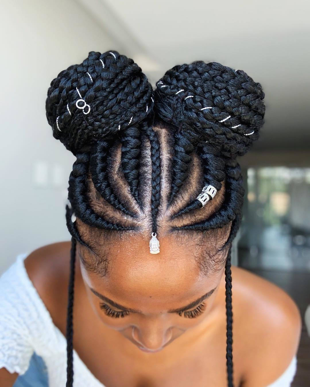 Femme aux cornrows banane foncé double bun updo