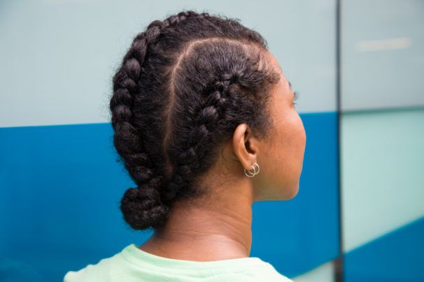 Crédit : Femme aux cheveux bruns en épis