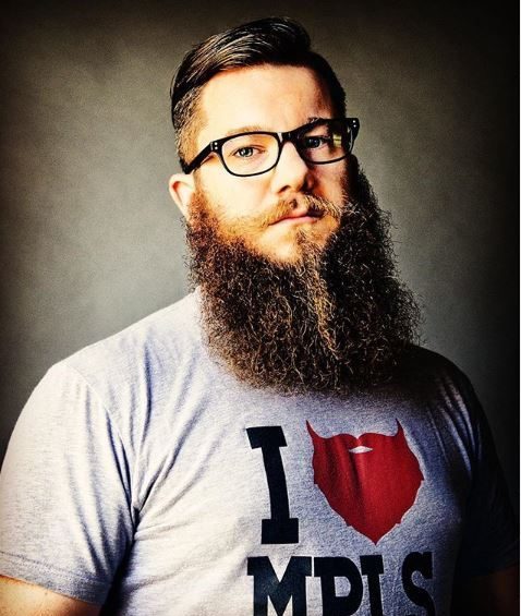 Jamin O Malley : Homme à grande barbe portant des lunettes