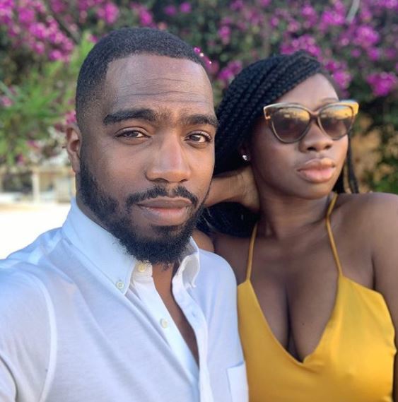 homme noir barbu posant avec une femme noire en robe jaune