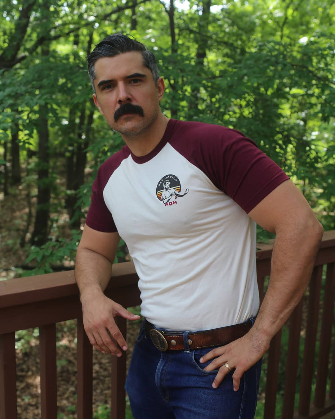 Homme aux cheveux courts foncés et à la moustache